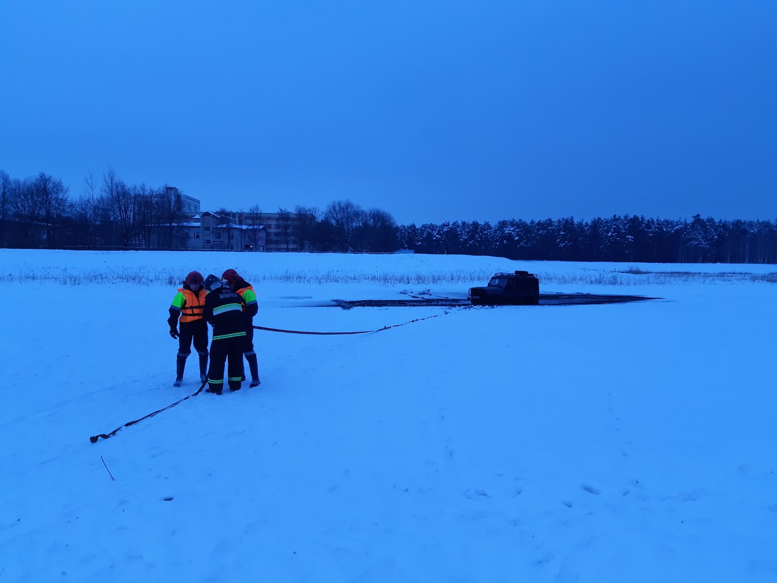 В Калинковичах машина провалилась в озеро: понадобилась помощь спасателей