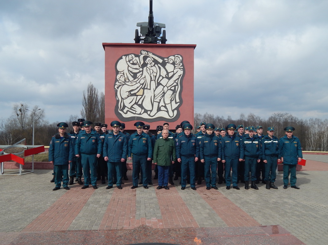 Мозырь. Работники районного подразделения МЧС посетили мемориальный комплекс «Курган Славы»