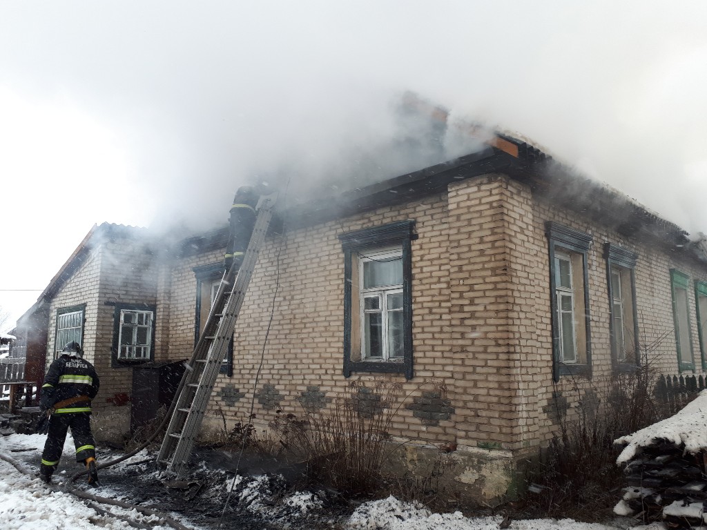 Житковичи. При пожаре жилого дома спасена пенсионерка