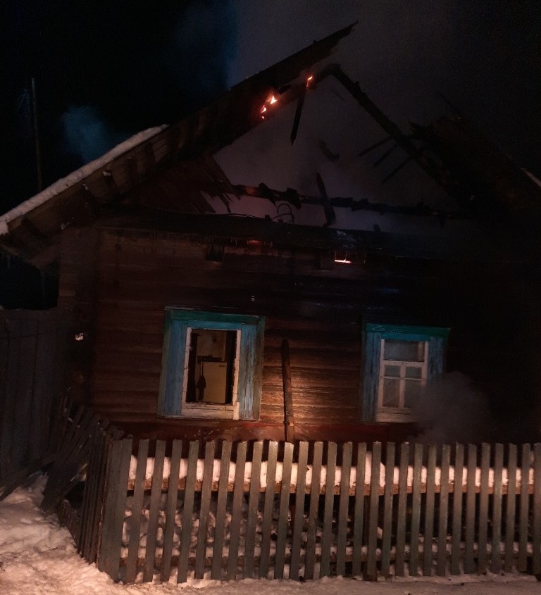 На пожаре в Рогачевском районе мужчина спас свою соседку
