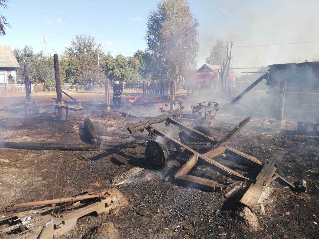 В Лельчицком районе горели жилой дом, два сарая и три легковых автомобиля