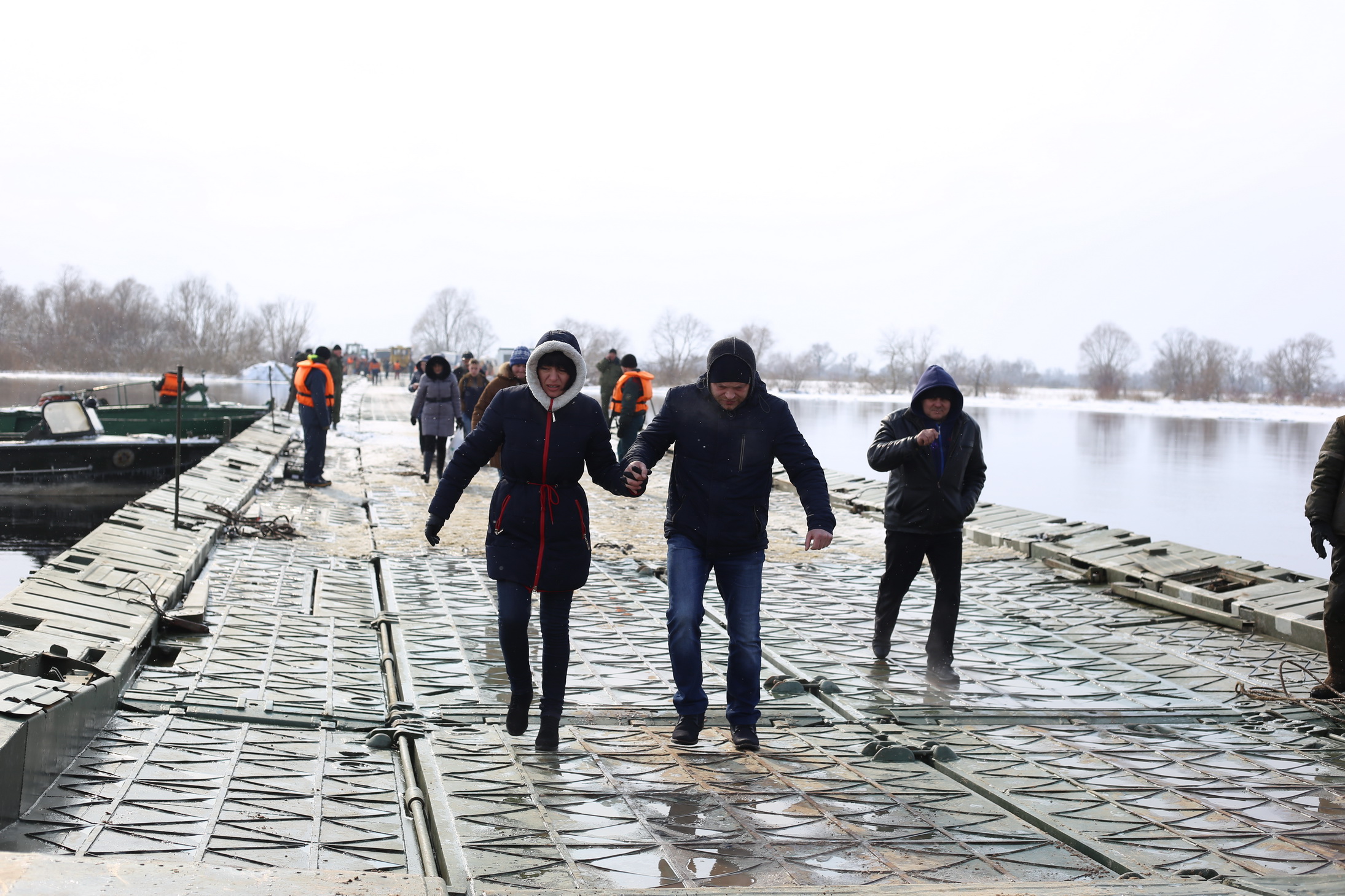 Вблизи деревни Борки наведена понтонно-мостовая переправа через реку Припять