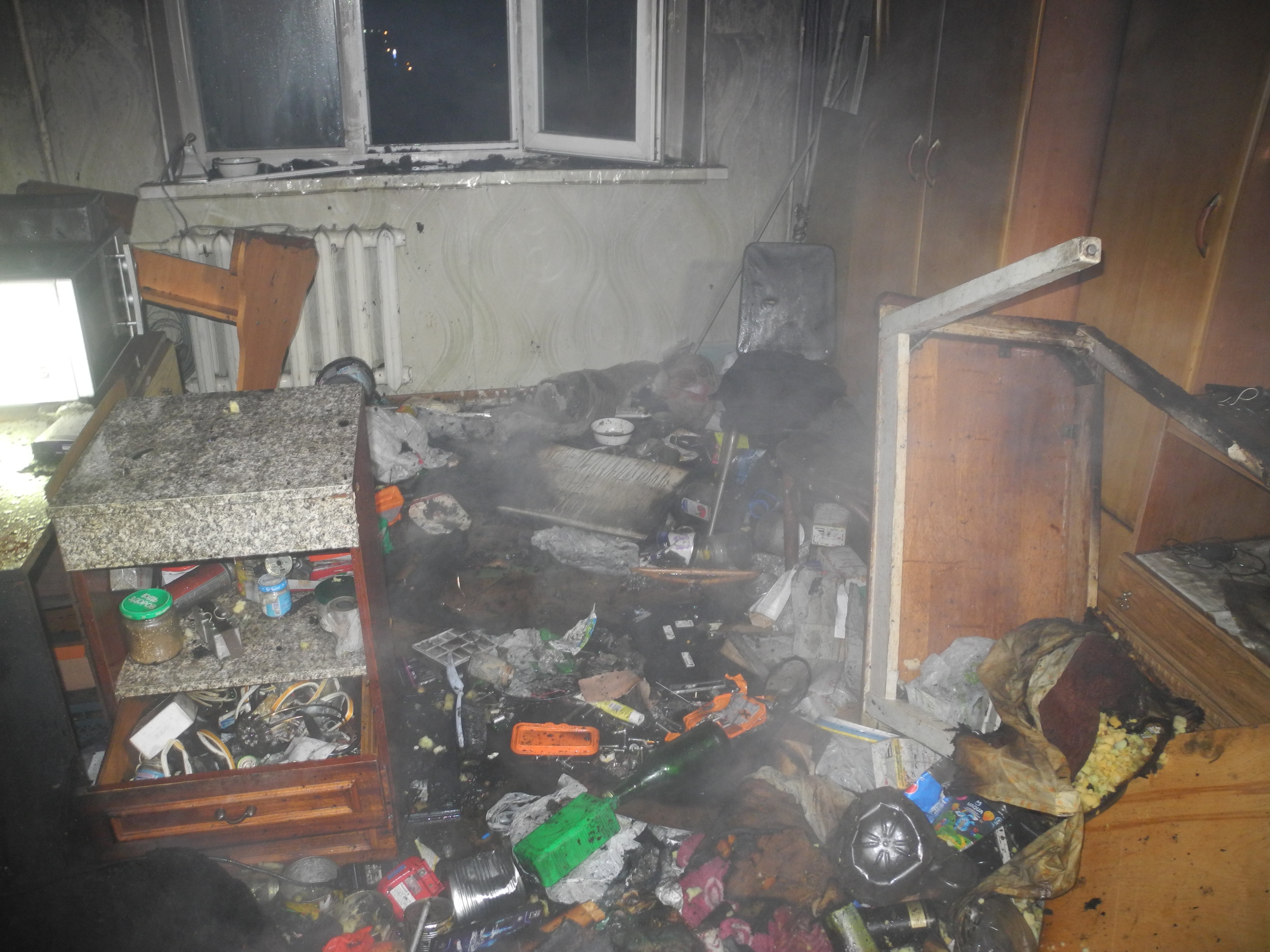 Пожар в Гомеле: работниками МЧС спасен хозяин горящей квартиры, эвакуировано 5 человек (из них двое детей)