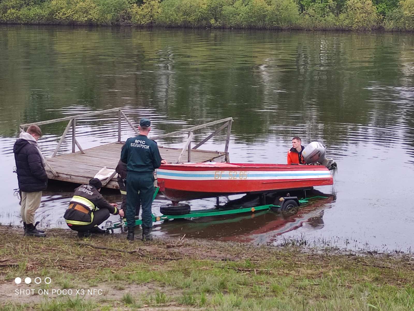 В Чечерском районе работники МЧС спасли двух рыбаков