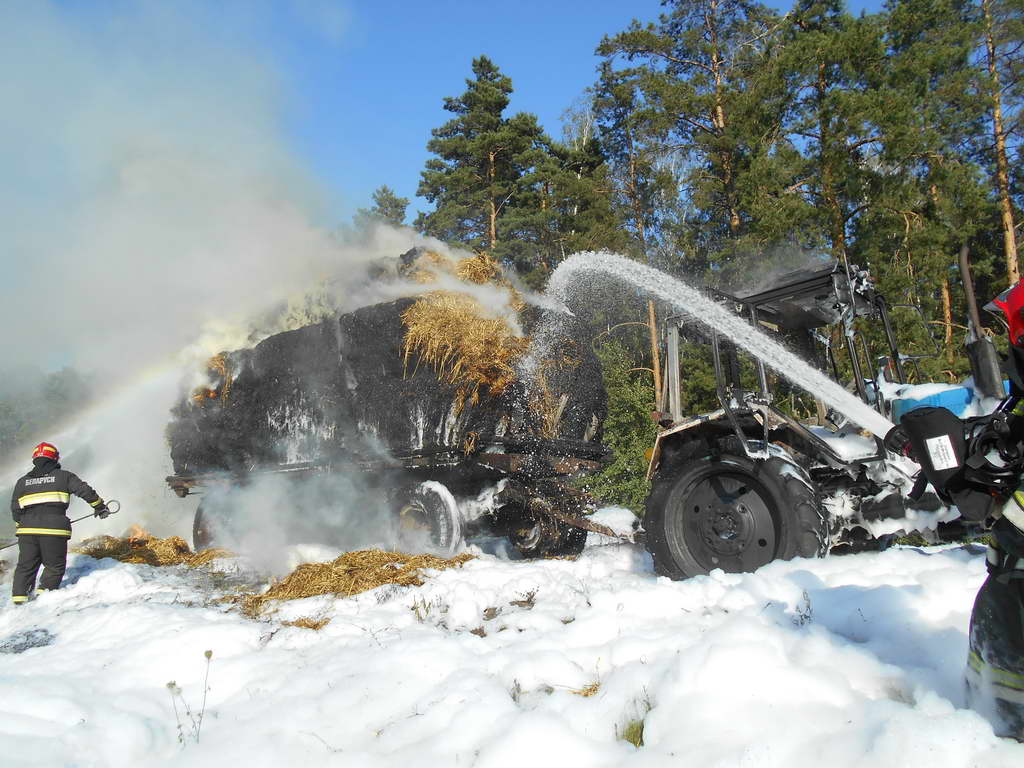 В Мозырьском районе горел трактор с 11 тюками соломы