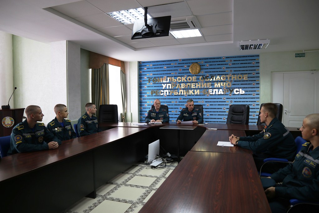 Сергей Дичковский провел встречу с курсантами первого курса УГЗ, поступившие из Гомельской области