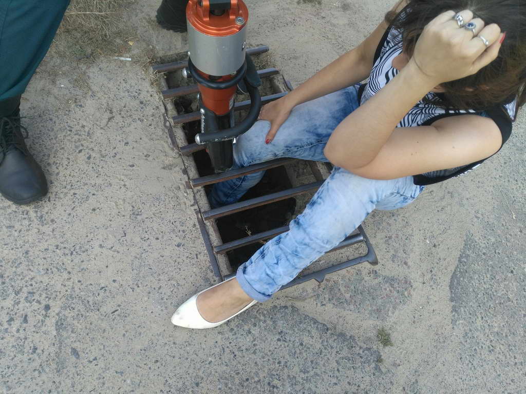 В Мозыре у девушки нога застряла в решетке ливневой канализации: понадобилась помощь спасателей