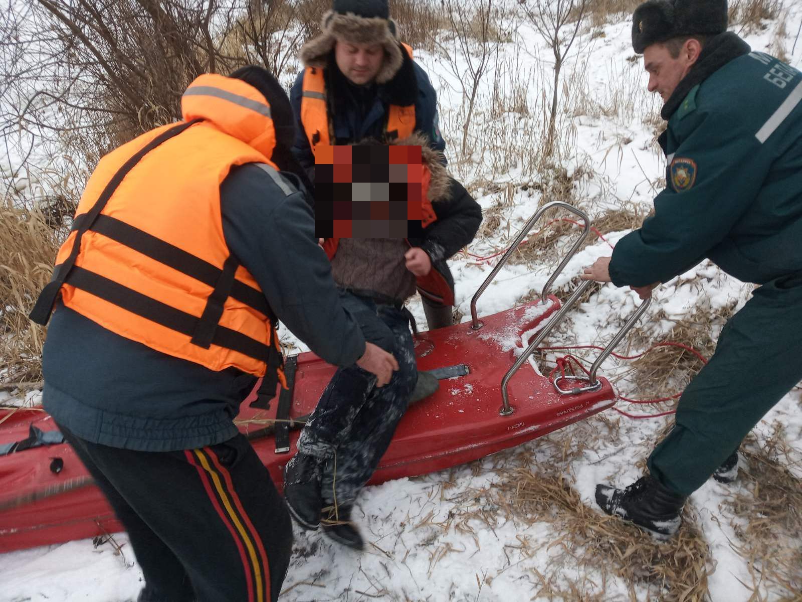 В Рогачеве спасатели оказали помощь мужчине, который провалился под лед
