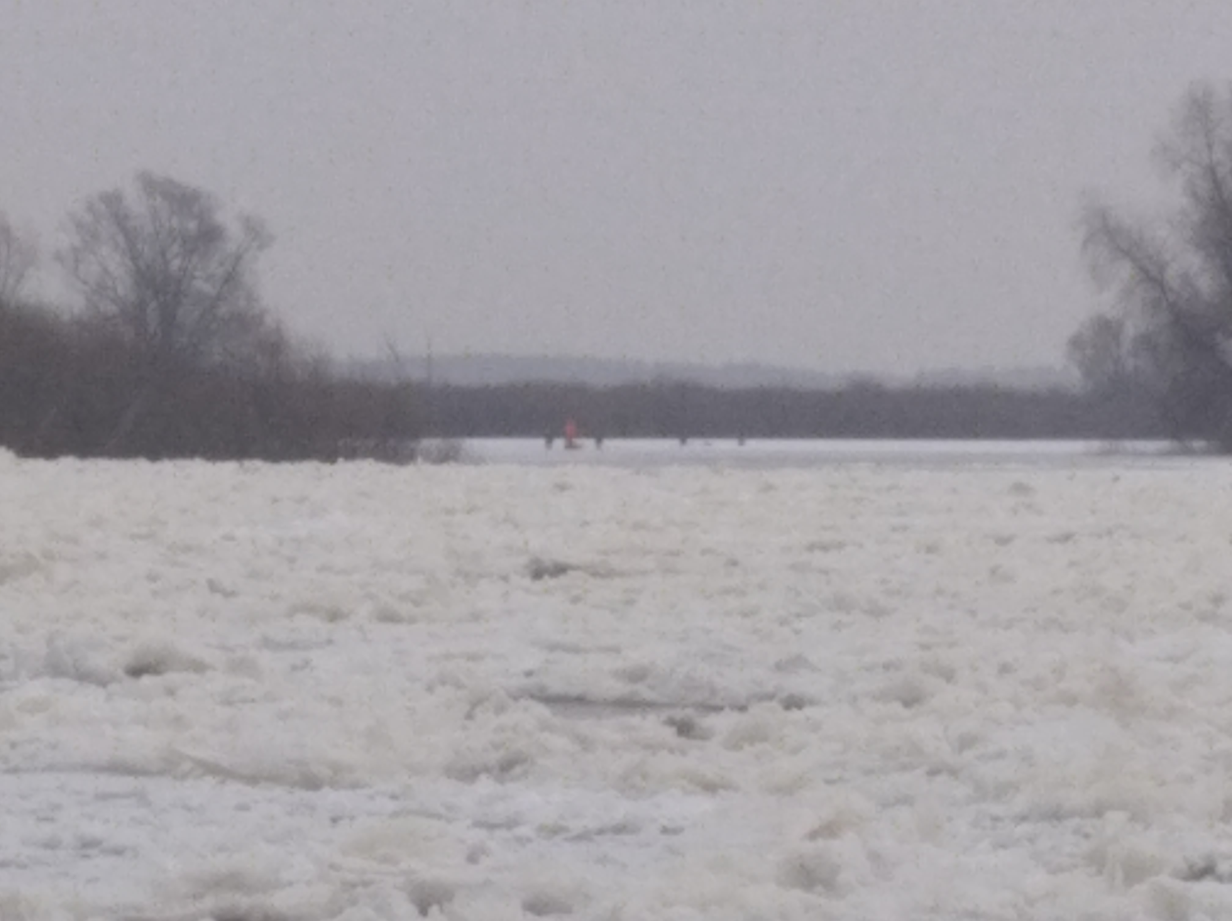 В Лоеве двое мужчин зашли на лед и самостоятельно не смогли выйти: им помогли спасатели