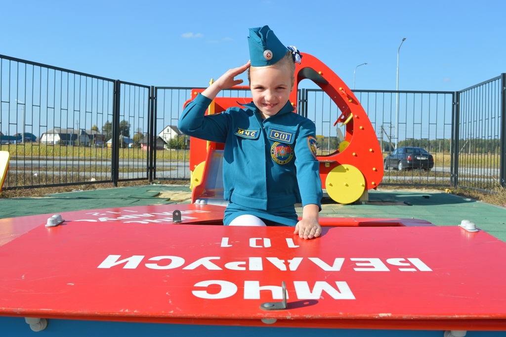 Детская площадка в стилистике МЧС появилась в городе Петриков