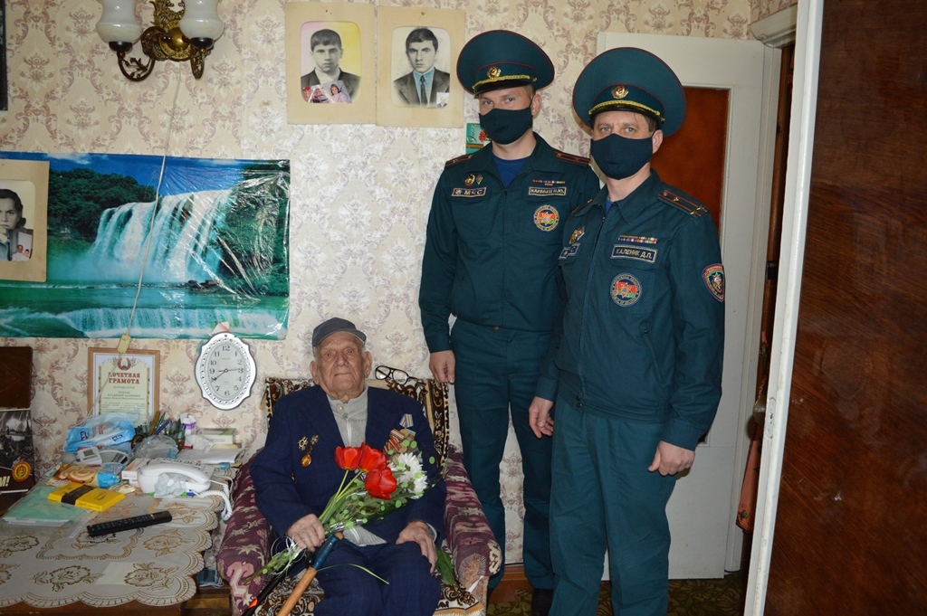 Петриковские спасатели посетили ветеранов войны на дому