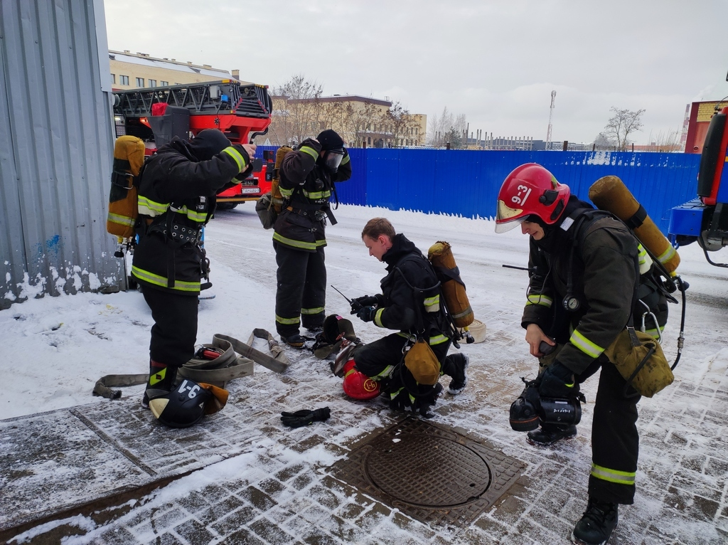 Свежие вакансии жлобин. МЧС спасатели пожарные. Аварийно спасательный отряд. Спецназ МЧС. Аварийная ситуация.