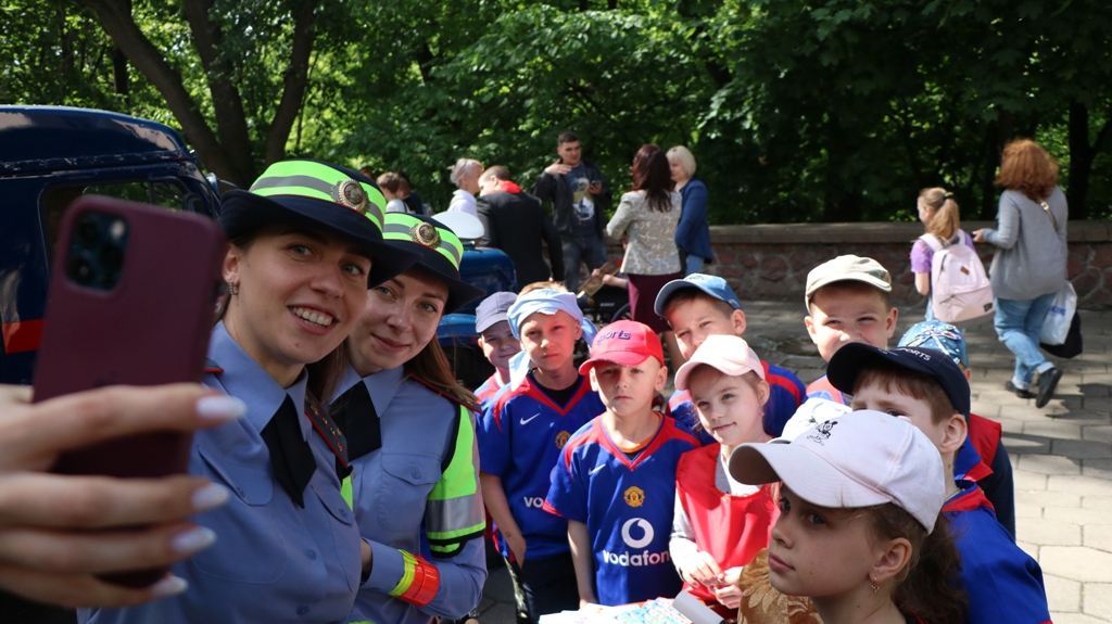 В гомеле прошел. Безопасное детство Эстетика. Название безопасное детство. Мероприятия для детей совместно с родителями.